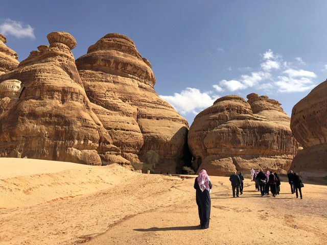 Du khách tham quan lăng mộ ở địa điểm cổ xưa Madain Saleh tại TP AlUla - Ả Rập Saudi Ảnh: REUTERS
