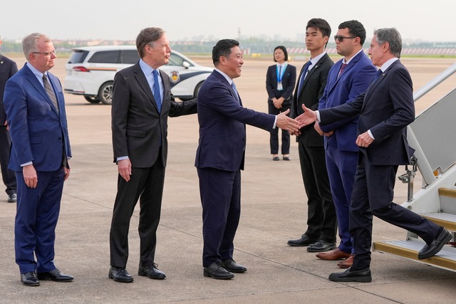 Ngoại trưởng Mỹ Antony Blinken (bìa phải) đến TP Thượng Hải - Trung Quốc hôm 24-4.Ảnh: Reuters