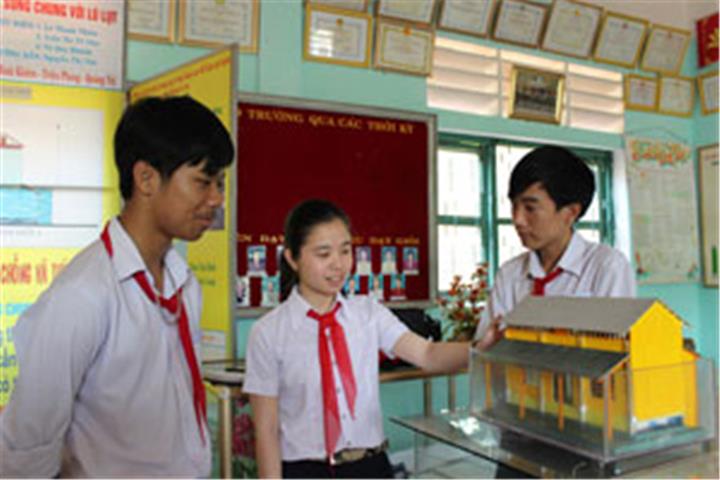 Quảng Bình Học sinh lớp 8 sáng tạo nhiều mô hình nhà chống lũ cho người  dân miền Trung