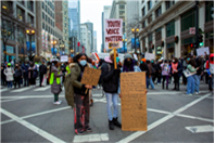 Học sinh Mỹ biểu tình đòi học trực tuyến