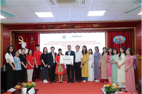 Herbalife Việt Nam trao học bổng cho 20 sinh viên và bác sĩ nội trú xuất sắc ngành dinh dưỡng - Đại học Y Hà Nội