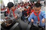 Trường tiểu học Trung Quốc bắt học sinh làm nông, sửa đồ gia dụng
