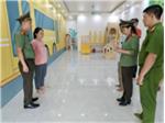 Thủ đoạn bảo lãnh hàng loạt giáo viên ‘bản ngữ’ rởm vào Việt Nam dạy tiếng Anh