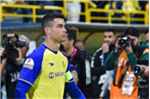 Phản ứng của Cristiano Ronaldo khi Al Nassr thua trận, CĐV réo gọi ‘Messi, Messi, Messi’