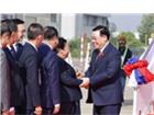 Chủ tịch Quốc hội đến Vientiane, tham dự Hội nghị cấp cao CLV lần thứ nhất