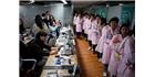 Trường học Trung Quốc đào tạo phụ nữ chăm sóc trẻ sơ sinh