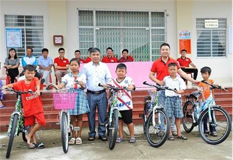 DSHi –Team: Trao tặng xe đạp cho học sinh nghèo, khó khăn tại huyện Gò Quao, tỉnh Kiên Giang