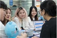 Nhiều nước lớn siết tuyển sinh, cơ hội nào cho du học sinh Việt?