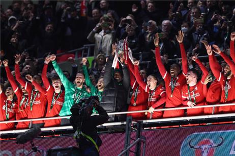 Vô địch League Cup, Liverpool chính thức vượt mặt M.U