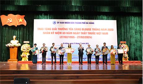 Đà Nẵng: Trao giải thưởng “Tỏa sáng Blouse trắng năm 2023”