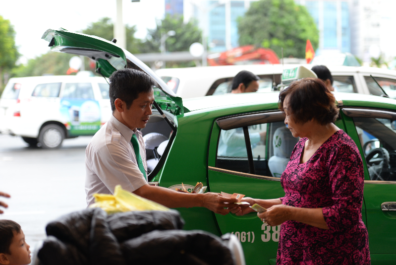 Nhiều hành khách đi taxi than phiền giá xăng dầu giảm nhưng tiền cước đi xe không giảm - Ảnh Hữu Khoa