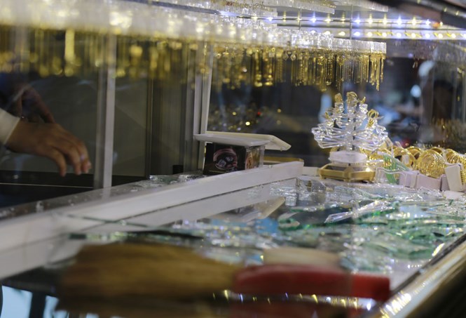 Tủ kính tiệm vàng Huỳnh Hoa 5 bị đập vỡ - Ảnh: Đỗ Trường