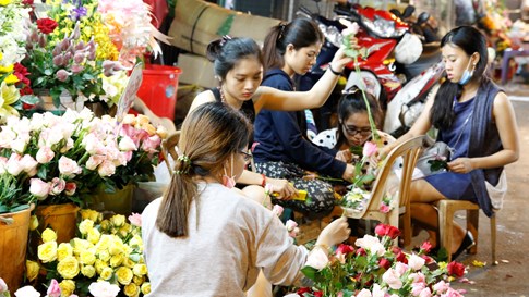 Đàn ông Sài Gòn đi chợ mua hoa tặng chị em từ mờ sáng 20.10 - ảnh 4