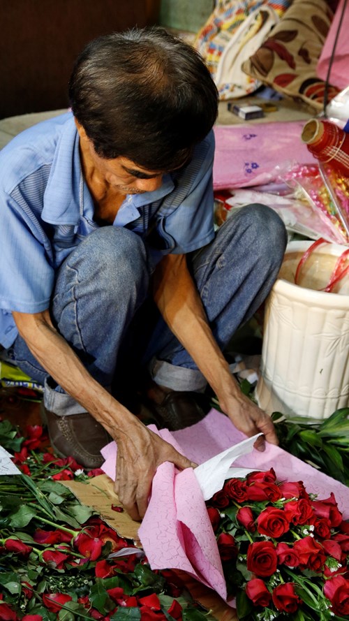Đàn ông Sài Gòn đi chợ mua hoa tặng chị em từ mờ sáng 20.10 - ảnh 6