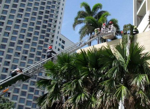 Chữa cháy, cứu nạn ở khách sạn cao 29 tầng tại Nha Trang ảnh 4