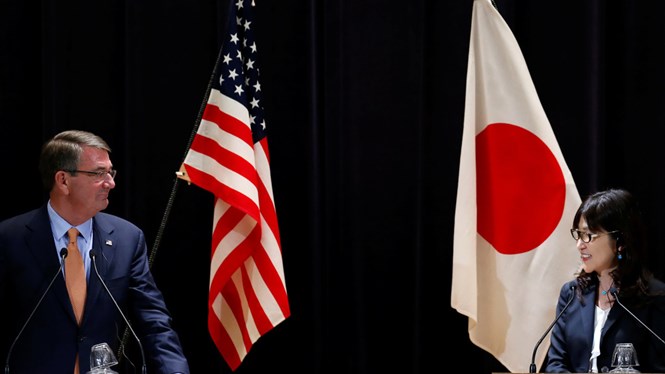 Bộ trưởng Quốc phòng Mỹ Ash Carter (trái) và Bộ trưởng Quốc phòng Nhật Bản Tomomi Inada tại Tokyo /// Reuters