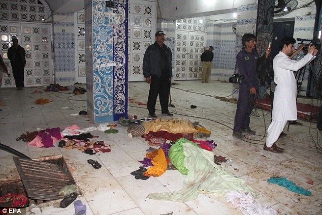 IS đánh bom đền thờ, hơn 100 người chết thảm