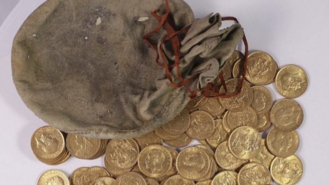 Phát hiện túi tiền vàng cực lớn giấu trong đàn piano 100 năm tuổi