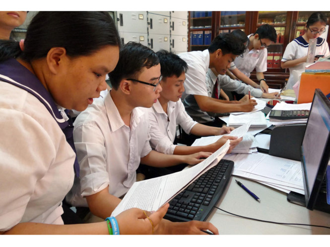 Học sinh lớp 12 Trường THPT Hùng Vương, TP.HCM nộp hồ sơ đăng ký dự thi /// Ảnh: Đào Ngọc Thạch