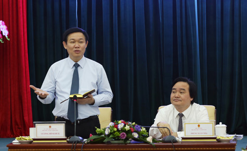 Phó thủ tướng Vương Đình Huệ (trái) và Bộ trưởng Bộ GD-ĐT Phùng Xuân Nhạ tại buổi làm việc /// Ảnh: Chinhphu.vn