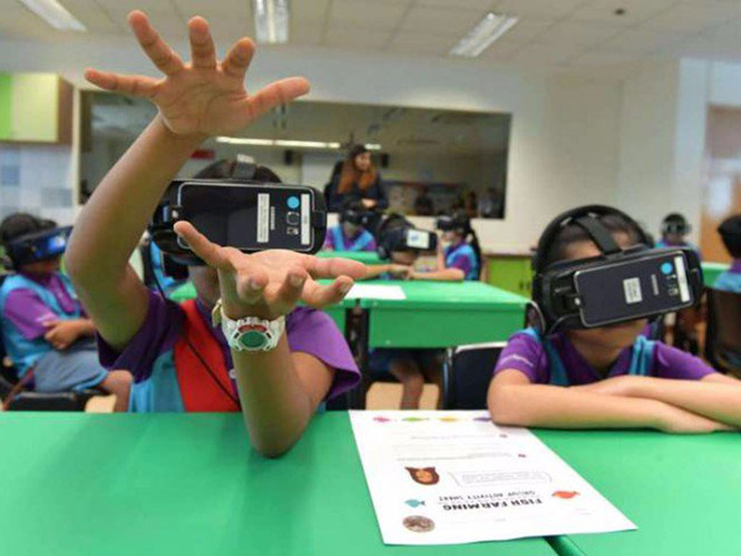 Học sinh Singapore trong giờ học với thực tế ảo (VR) /// Ảnh chụp màn hình The Straits Times