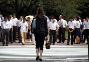Số người lớn tuổi và phụ nữ tham gia vào lực lượng lao động Nhật Bản đang tăng /// Ảnh: Bloomberg