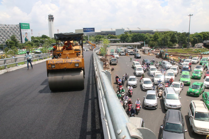 Thông xe cầu vượt cửa ngõ sân bay Tân Sơn Nhất ngày 3-7 