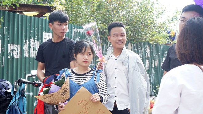 Sinh viên Hà Nội mở dịch vụ “ôm người, tặng hoa” - ảnh 4