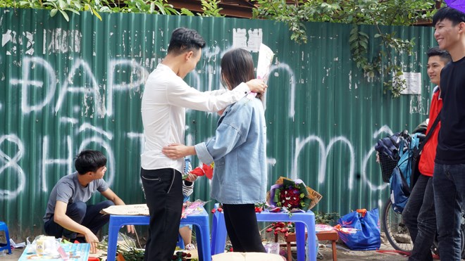 Sinh viên Hà Nội mở dịch vụ “ôm người, tặng hoa” - ảnh 1