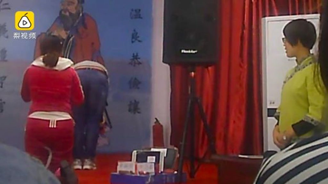 Một tiết học quỳ gối xưng tội trước bức họa Khổng Tử tại trung tâm “tiết hạnh” cho phụ nữ /// Ảnh chụp màn hình trang Pear