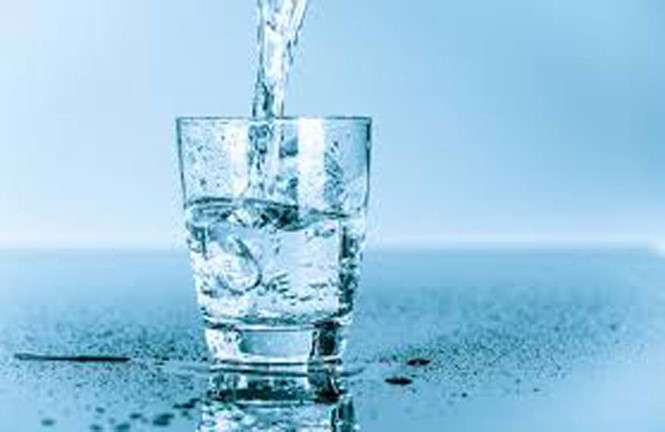 Nước ấm và nước lạnh: Khi nào nên dùng? Lợi hại ra sao? - ảnh 1