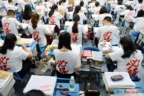 Tối 3/6 và 4/6, học sinh lớp 12 ở Nam Sung, Tứ Xuyên vẫn ôn bài ở trường. Kỳ thi đại học diễn ra từ ngày 7/6. Ảnh: Peoples Daily
