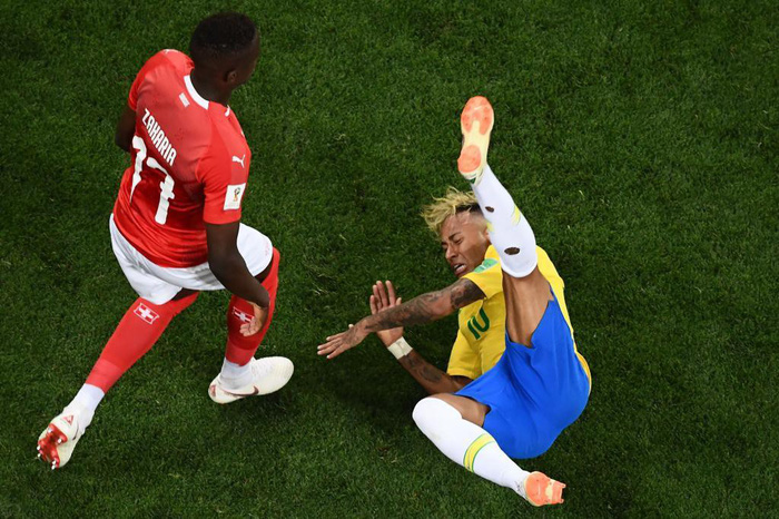 Neymar ngã sấp, ngã ngửa’ nhiều nhất tại World Cup 20 năm qua  - Ảnh 6.