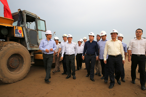 Phó thủ tướng Trịnh Đình Dũng (giữa) kiểm tra công trường xây dựng tuyến cao tốc Trung Lương-Mỹ Thuận. Ảnh: VGP/Xuân Tuyến