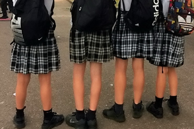 Nữ sinh tại nhiều trường học ở Anh sẽ không được phép mặc váy /// Ảnh chụp màn hình The Mirror