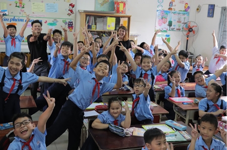  Các em học sinh rất hào hứng trong những giờ học với giáo viên nước ngoài 