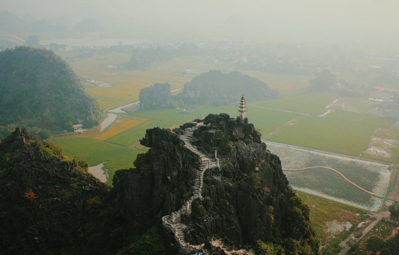 Toàn cảnh hang Múa nhìn từ trên cao. (Ảnh: CTV/Vietnam+)