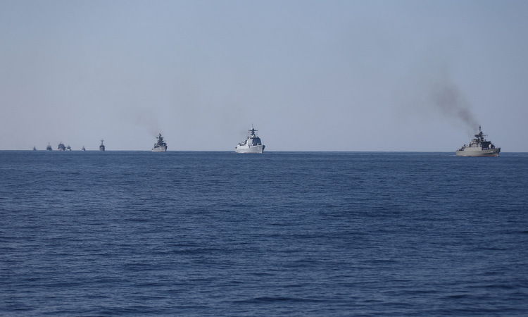 Tàu chiến các nước tham gia tập trận trên vịnh Oman hôm 29/12. Ảnh: Reuters.