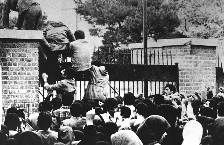 Sinh viên Iran xông vào đại sứ quán Mỹ tại Tehran tháng 11/1979. Ảnh: AFP.