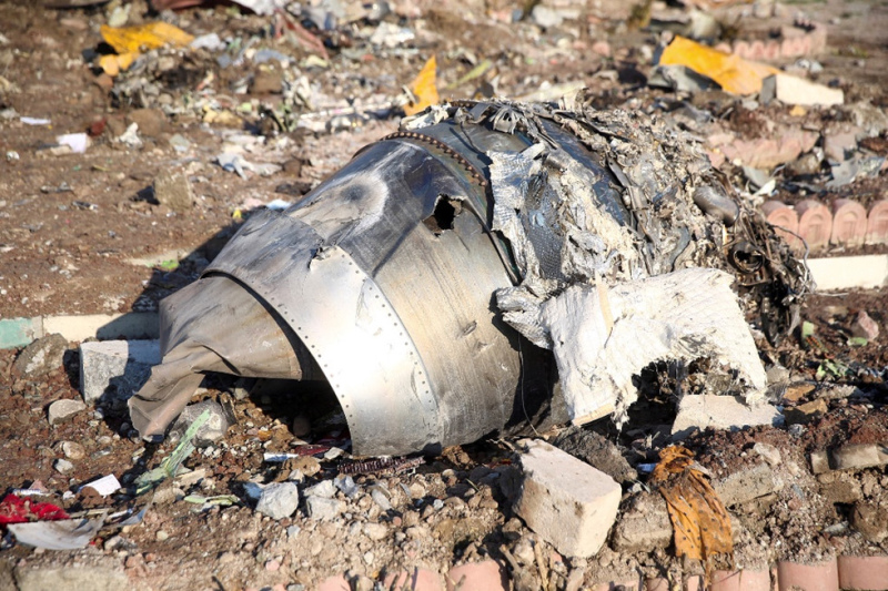 Mảnh vỡ của máy bay Boeing 737-800NG thuộc hãng Ukraine International Airlines bị rơi ở Iran ngày 8.1 /// Reuters