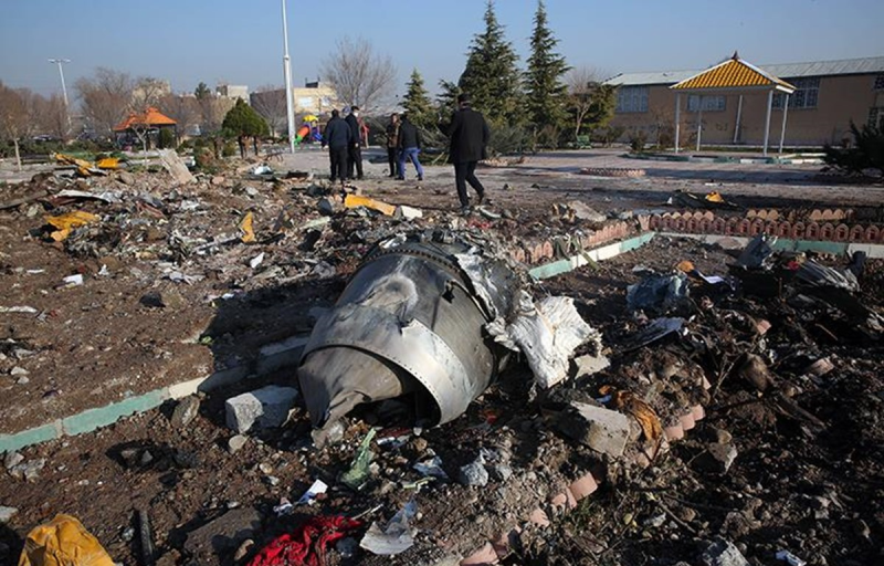 Hiện trường vụ rơi máy bay Ukraine ở Iran. (Nguồn: AP)