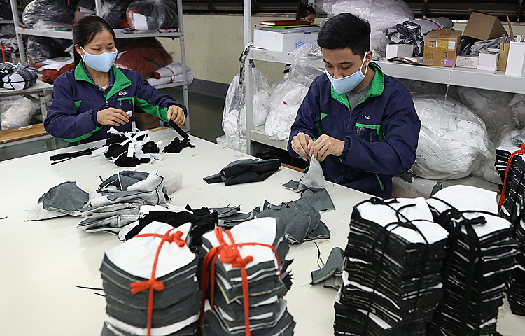 Sản xuất khẩu trang vải nano tại nhà máy ở Thái Nguyên. Ảnh: Ngọc Thành