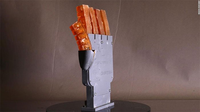 Một mô hình bàn tay với các ngón làm bằng vật liệu có thể tỏa nhiệt bằng việc tiết mồ hôi