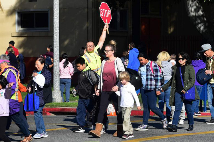 Phụ huynh đón con đi học về ở một trường học khu Alhambra, quận Los Angeles, bang California, Mỹ, hôm 4/2. Ảnh: AFP