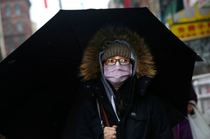 Một phụ nữ gốc Á đeo khẩu trang ở khu Chinatown, New York, Mỹ hôm 13/2. Ảnh: Reuters