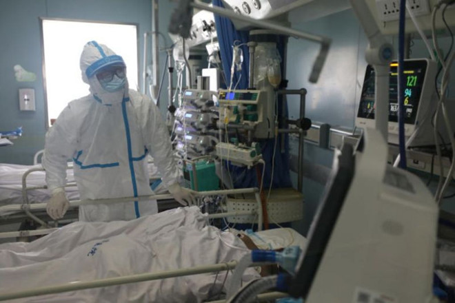 Y bác sĩ đang theo dõi tình hình một bệnh nhân COVID-19 ở bệnh viện tại Vũ Hán /// Reuters