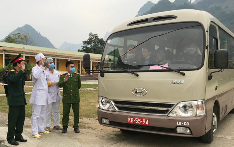 Công dân được xe của BCH quân sự tỉnh Lào Cai đưa ra bến trung tâm để về địa phương trong sáng 18/2. Ảnh: Thái Mạc.