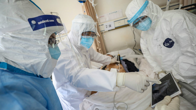 Bác sĩ khám cho bệnh nhân nhiễm nCoV tại bệnh viện ở Vũ Hán /// AFP