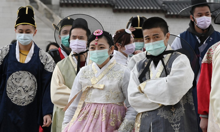 Du khách đeo khẩu trang khi thăm cung Gyeongbokgung ở thủ đô Seoul cuối tháng 1. Ảnh: AFP.