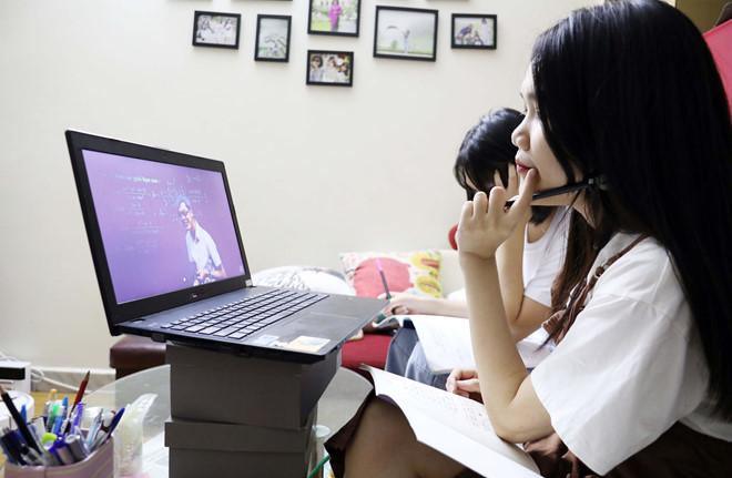Học sinh tham gia một giờ học trực tuyến   /// Ảnh: Ngọc Dương
